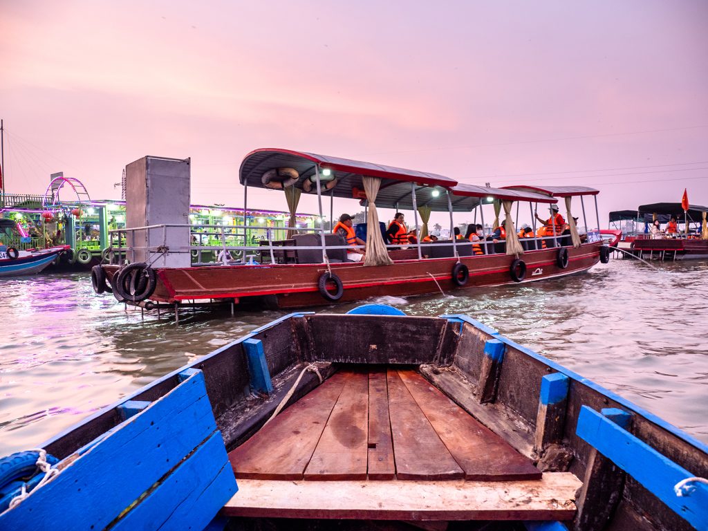 Cai Rang floating market at dawn.